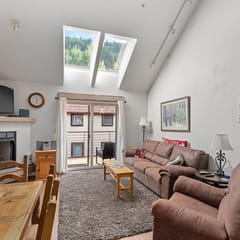 Double Diamond 9: Ski in/out, hot tub, fireplace, views!