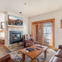 Lodge Life: Deluxe Ski IN/OUT studio w/ fireplace!