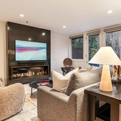 The Ice House: Luxury & Location w/ pool & hot tub