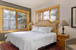 The Highline Retreat: 2 bed/2bath | Ski, Soak, Sip