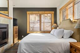 The Highline Retreat: 2 bed/2bath | Ski, Soak, Sip