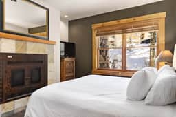The Highline Retreat: 2 bed/2bath | Ski, Soak, Sip