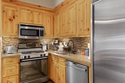 The Highline Retreat: 2 bed/2bath | Ski, Soak, Sip