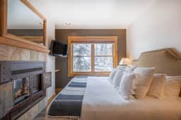 Elevated Escape: Deluxe 2 bed/2bath Ski IN/OUT condo