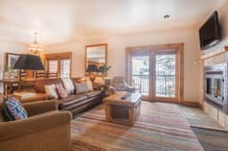 Elevated Escape: Deluxe 2 bed/2bath Ski IN/OUT condo