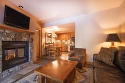 Quiet Creekside Retreat: Ski in/out w/ hot tub