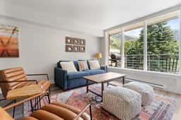 The Valley Vista: Top floor unit w/ views & hot tub