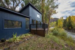Casita Rio: Private Riverside Retreat w/ Hot Tub