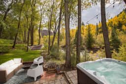 Casita Rio: Private Riverside Retreat w/ Hot Tub