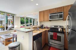 Parkside Place: 1 bdrm w/ hot tub & epic views!