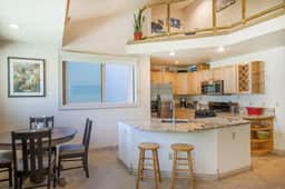 Ballard Boutique: Sunny & Spacious w/ hot tub!