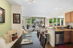 Parkside Place: 1 bdrm w/ hot tub & epic views!