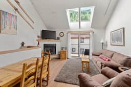 Double Diamond 9: Ski in/out, hot tub, fireplace, views!