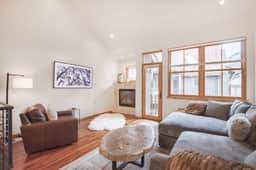 Owl Meadows: Luxe Design & Space