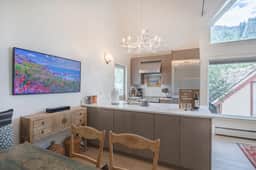 Downtown Dahl Haus: 2 bed/2 bath