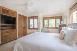 Slopeside: Steps to skiing w/ hot tub & fireplace!