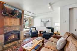 Top Notch: Fireplace & Hot Tub