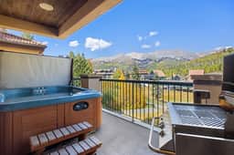Dakota Place: Ski In/Out w/ Hot Tub & Fireplace