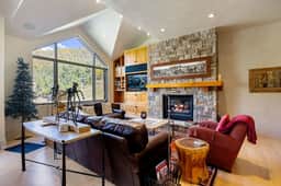 Dakota Place: Ski In/Out w/ Hot Tub & Fireplace