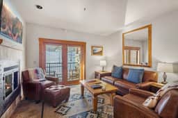 Lodge Life: Deluxe Ski IN/OUT studio w/ fireplace!