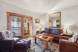 Lodge Life: Deluxe Ski IN/OUT studio w/ fireplace!