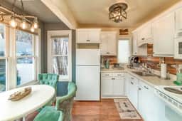 The Dahl Cottage: Cozy Studio Steps to Gondola
