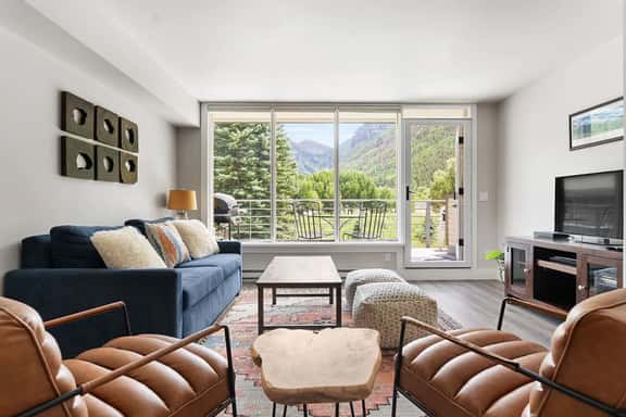 The Valley Vista: Top floor unit w/ views & hot tub - Image 1