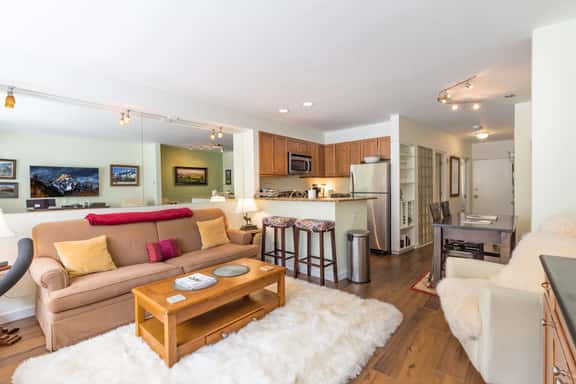 Parkside Place: 1 bdrm w/ hot tub & epic views! - Image 1