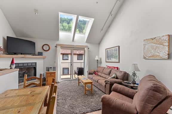 Double Diamond 9: Ski in/out, hot tub, fireplace, views! - Image 1