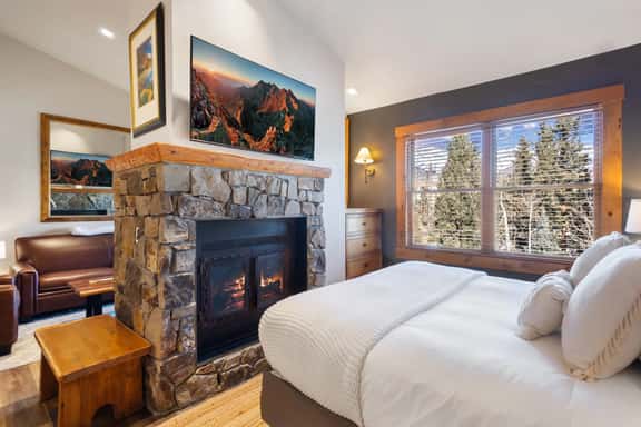 Mtn. Lodge Base Camp: Ski IN/OUT - Image 1