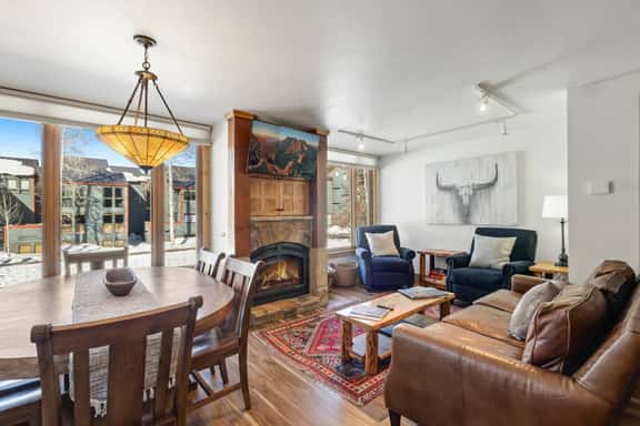 Top Notch: Fireplace & Hot Tub - Image 1