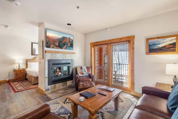 Lodge Life: Deluxe Ski IN/OUT studio w/ fireplace! - Image 1