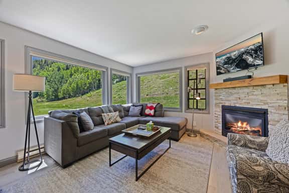 Ski Vista: TRUE Ski in/out with pool & hot tub! - Image 1