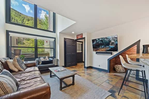 Base Camp Boutique: Ski-In/Out, Hot Tub, In Town - Image 1