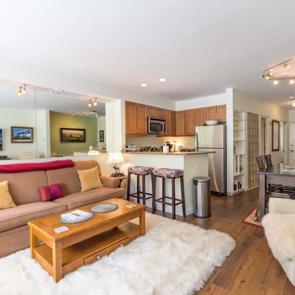 Parkside Place: 1 bdrm w/ hot tub & epic views! - Image 1