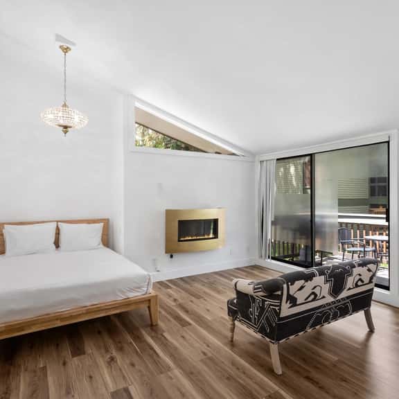 Studio 106: Hot Tub, Patio & Parking - Image 1
