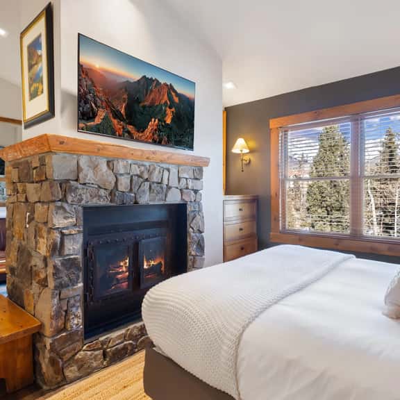 Mtn. Lodge Base Camp: Ski IN/OUT - Image 1