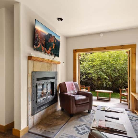 Ski Side Retreat: Soak, Ski, Sip - Image 1