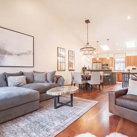 Owl Meadows: Luxe Design & Space - Image 1