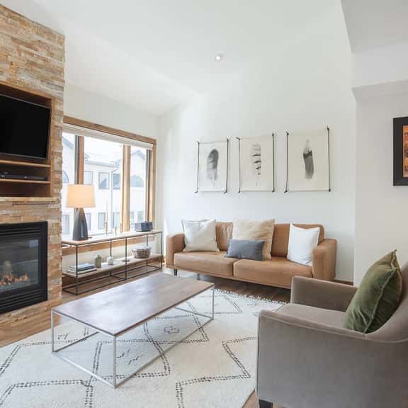 Slopeside: Steps to skiing w/ hot tub & fireplace! - Image 1