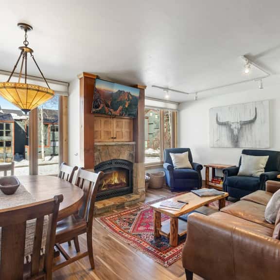 Top Notch: Fireplace & Hot Tub - Image 1
