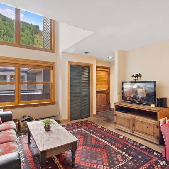 Pendleton Place: Vintage Ski IN/OUT - Image 1