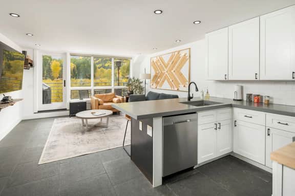 Box Canyon Boutique: Front Row Mountains & Music