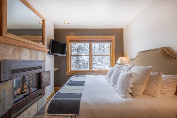Elevated Escape: Deluxe 2 bed/2bath Ski IN/OUT condo