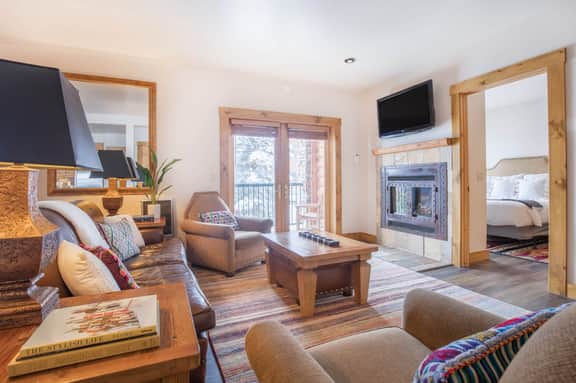 Elevated Escape: Deluxe 2 bed/2bath Ski IN/OUT condo