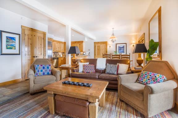 Elevated Escape: Deluxe 2 bed/2bath Ski IN/OUT condo