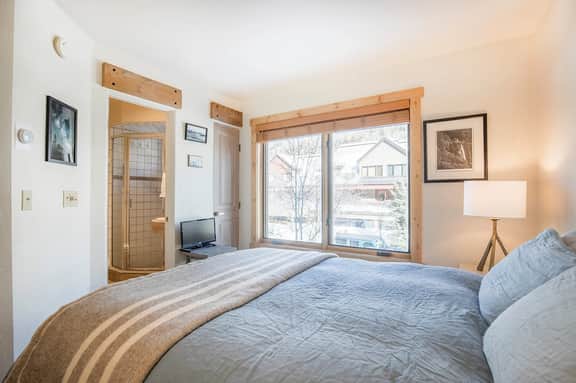 West End Retreat: Ski in/out w/ hot tub and sun!