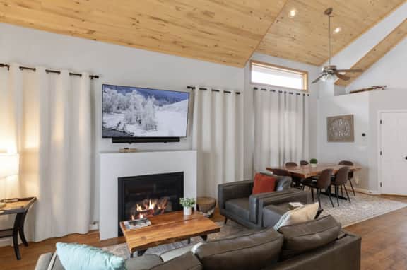 Spring Creek Retreat: 4 bd/3bth at quiet base of ski area