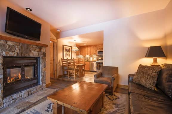 Quiet Creekside Retreat: Ski in/out w/ hot tub