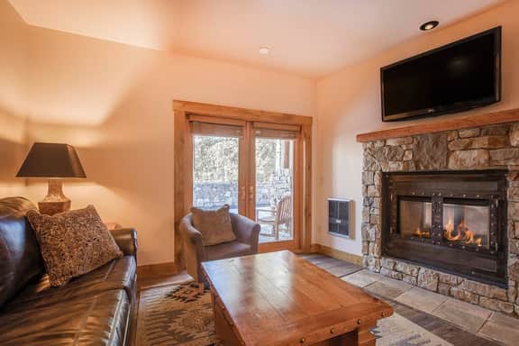 Quiet Creekside Retreat: Ski in/out w/ hot tub